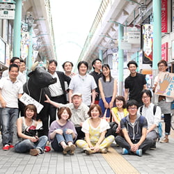 商店街で仲間たちと